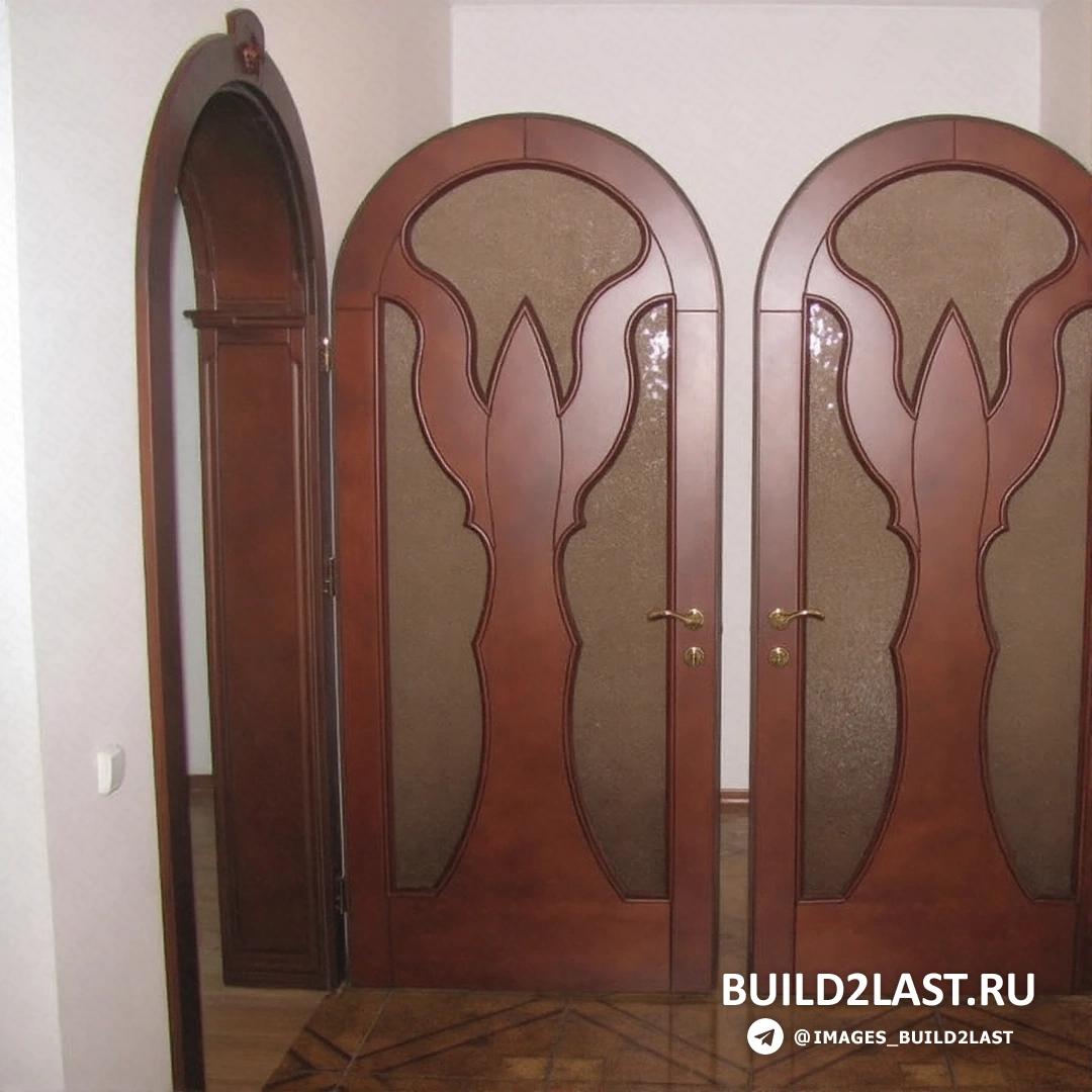 Стеклянная дверь с элементами темного и светлого дерева
